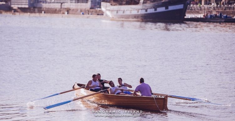 Rowing along Dublin&#039;s River Liffey